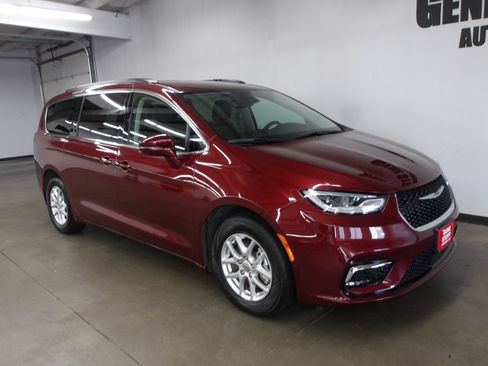 Used 2022 Chrysler Pacifica Touring-L w/ Uconnect Theater Family Group FWD image 4