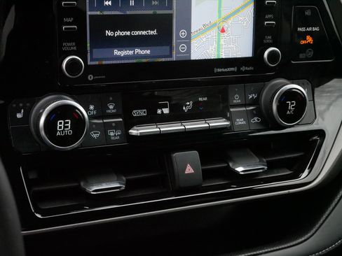 Used 2022 Toyota Highlander XLE image 23