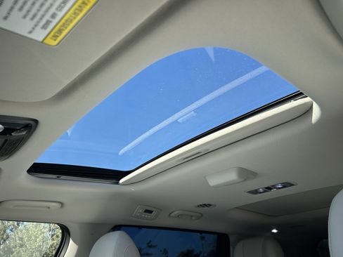 Certified 2025 Kia Carnival SX Prestige image 12