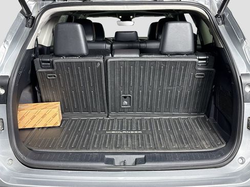 Used 2021 Toyota Highlander XLE image 29