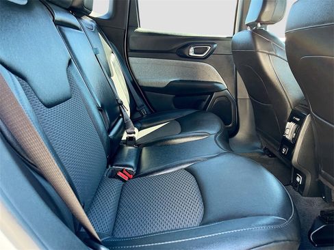 Used 2025 Jeep Compass Latitude image 27