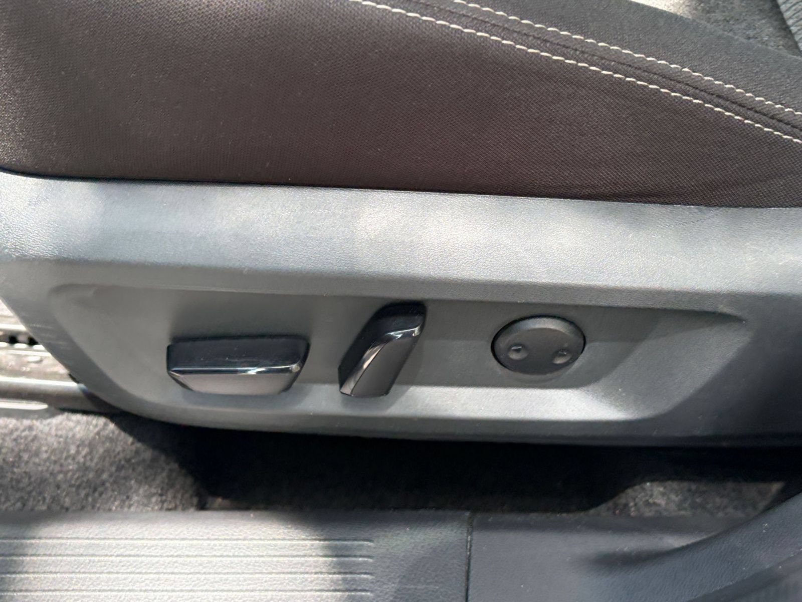 Used 2025 Nissan Rogue SV FWD image 21