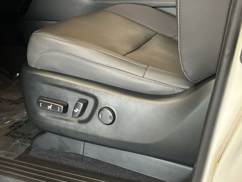 Used 2023 Lexus GX 460 Premium w/ Premium Package AWD/4WD image 13