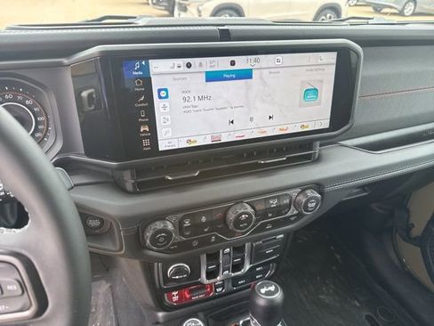 Used 2025 Jeep Wrangler Unlimited Rubicon w/ Convenience Group AWD/4WD image 15