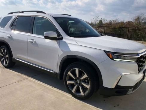New 2025 Honda Pilot Touring image 2