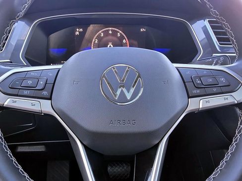 Used 2024 Volkswagen Tiguan SE image 11