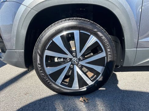 Used 2023 Volkswagen Taos SE w/ Panoramic Sunroof Package image 32