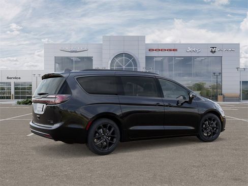 New 2026 Chrysler Pacifica Limited w/ S Appearance Package image 4
