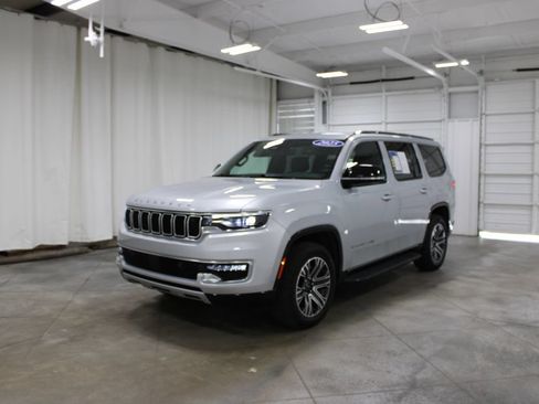 Used 2025 Jeep Wagoneer Series II w/ 8-Passenger Seating Package AWD/4WD image 4