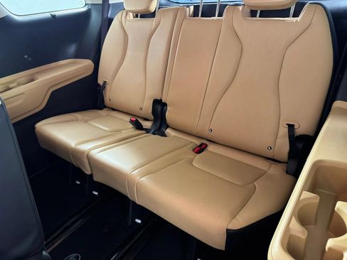 Used 2024 Kia Carnival EX FWD image 35