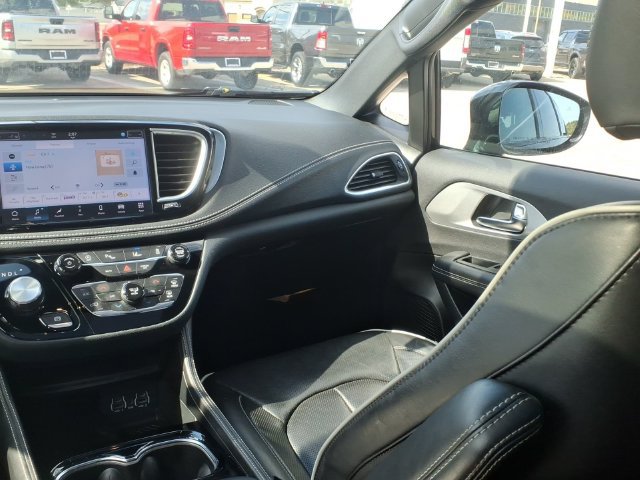 Used 2025 Chrysler Pacifica Limited FWD image 13