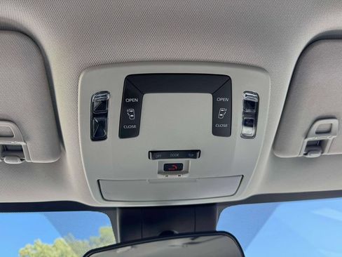 Used 2025 Toyota Sienna LE AWD/4WD image 32