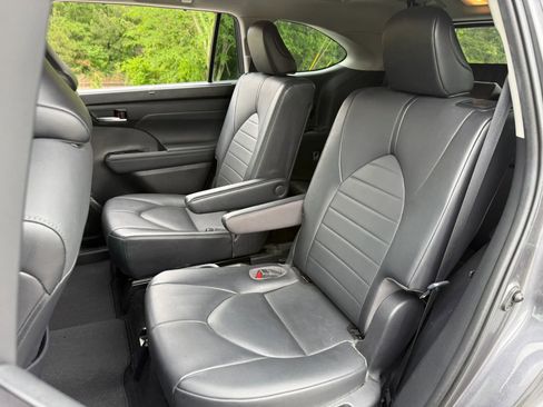 Used 2021 Toyota Highlander XLE FWD image 30