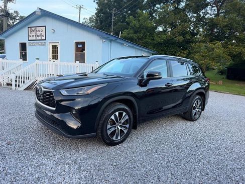Used 2023 Toyota Highlander XLE AWD/4WD image 2