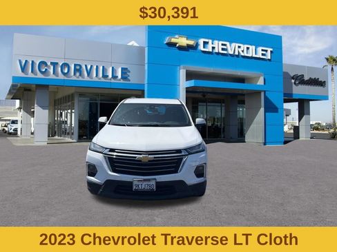 Used 2023 Chevrolet Traverse LT FWD image 2