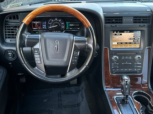 Used 2016 Lincoln Navigator Select image 13
