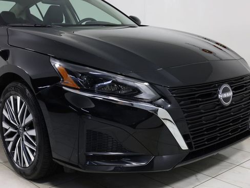 Used 2025 Nissan Altima 2.5 SV FWD image 37