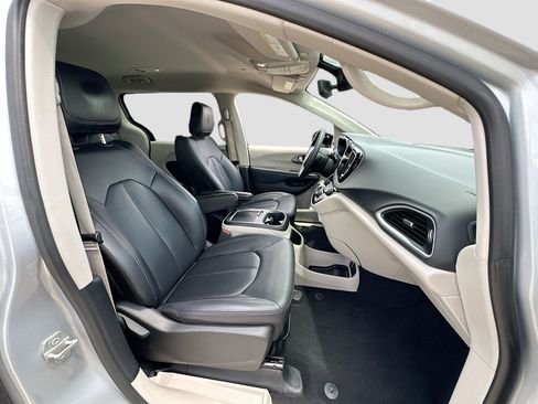 Used 2024 Chrysler Pacifica Touring-L FWD image 26
