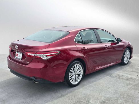 Used 2018 Toyota Camry XLE FWD image 3