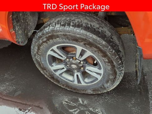 Used 2017 Toyota Tacoma TRD Sport AWD/4WD image 5
