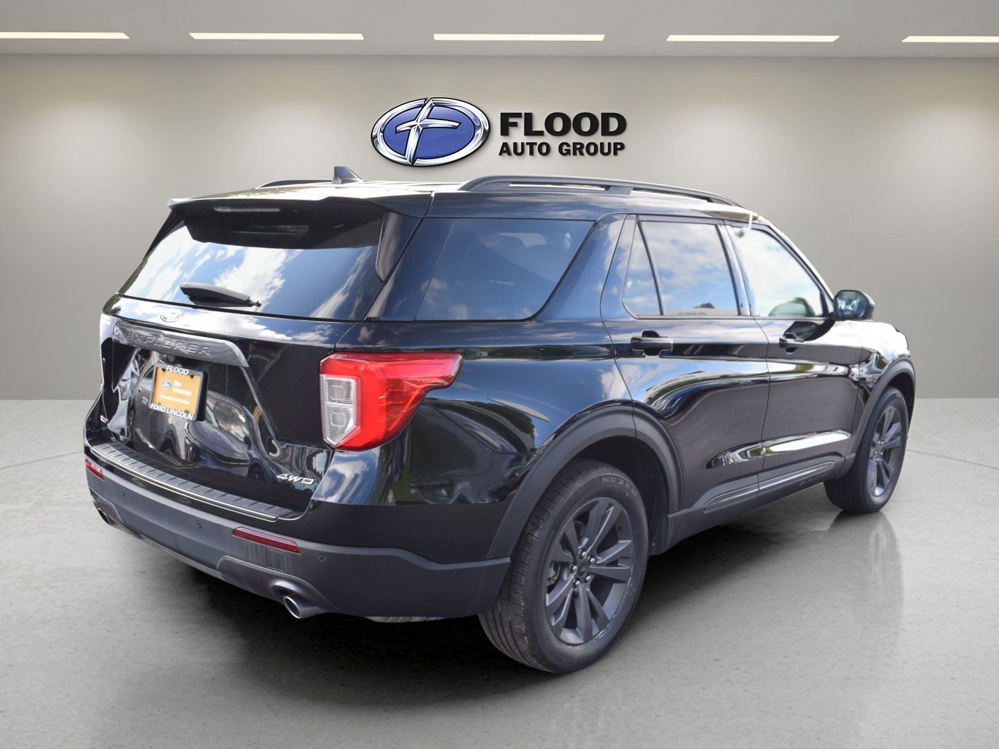 Used 2024 Ford Explorer XLT w/ Equipment Group 202A AWD/4WD image 4
