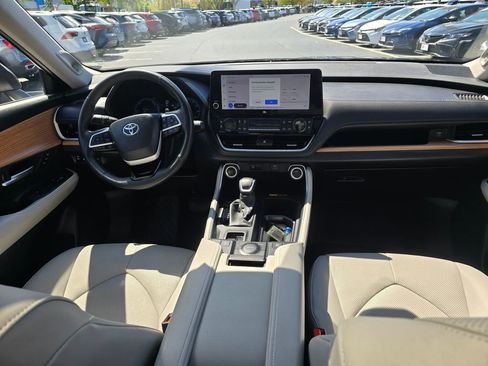 Used 2024 Toyota Grand Highlander AWD Hybrid image 14