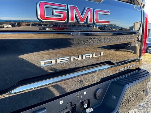 Used 2023 GMC Sierra 2500 Denali w/ Denali Ultimate Package image 11