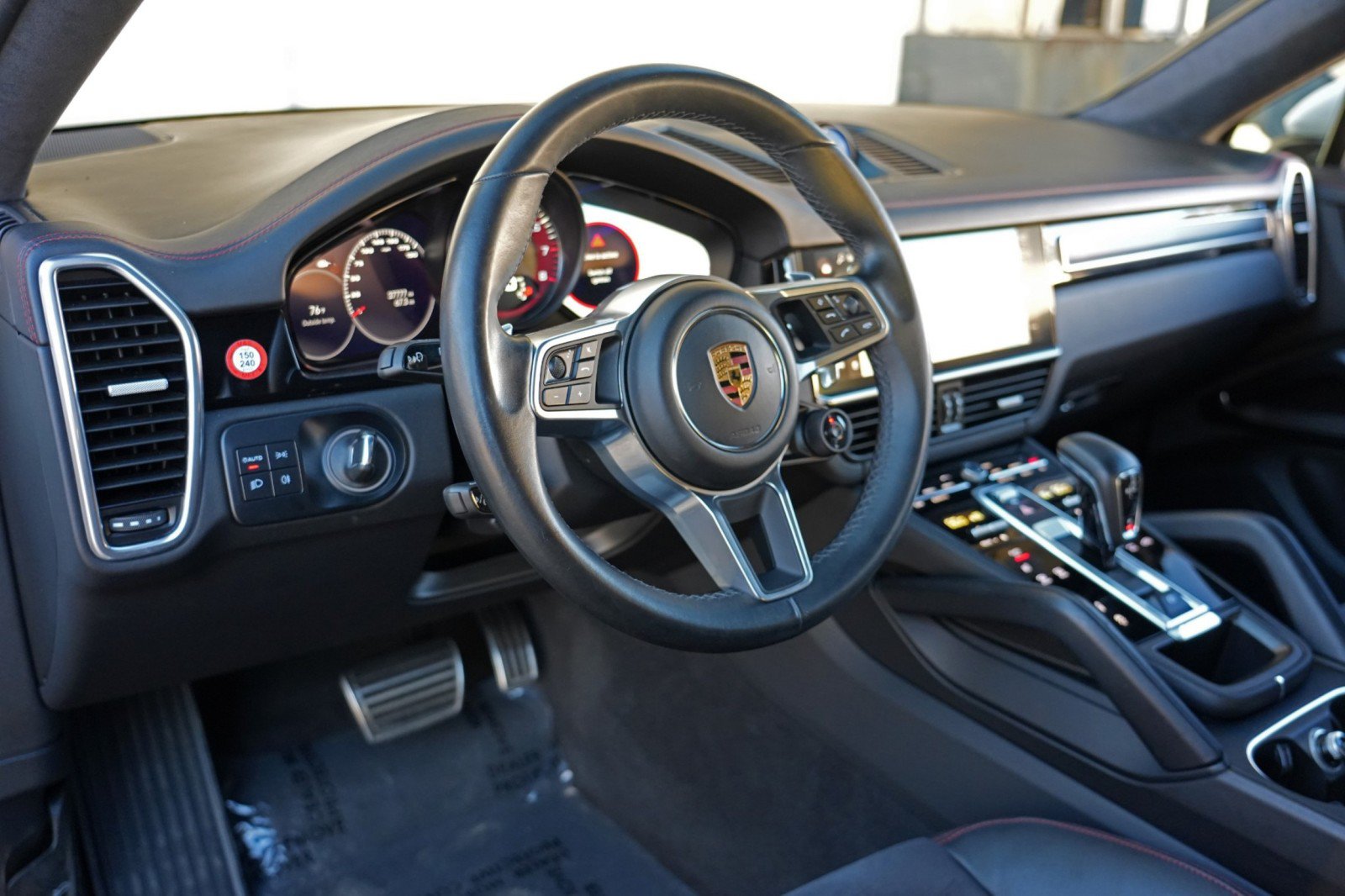 Used 2022 Porsche Cayenne GTS w/ Towing Package w/o Tow Ball AWD/4WD image 14