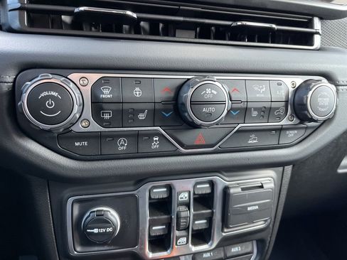 Used 2025 Jeep Gladiator Rubicon w/ Convenience Group image 12