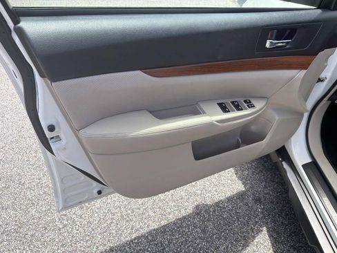 Used 2014 Subaru Outback 2.5i Limited w/ Moonroof Package AWD/4WD image 10