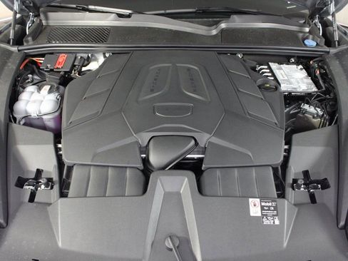 Certified 2025 Porsche Cayenne AWD/4WD image 40