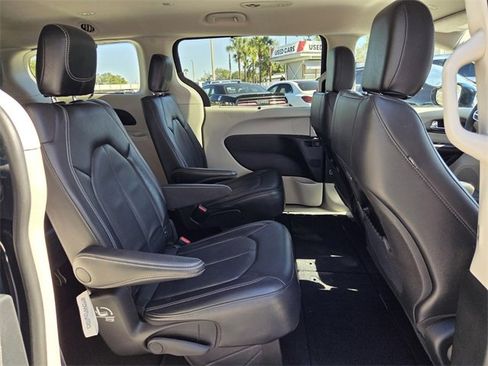 Certified 2022 Chrysler Pacifica Touring-L image 17