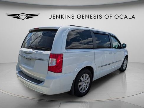 Used 2014 Chrysler Town & Country Touring image 7