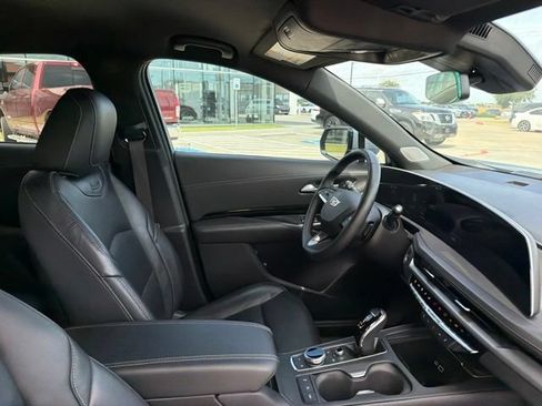 Used 2024 Cadillac XT4 Luxury w/ Cold Weather Package FWD image 18