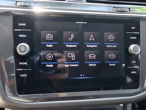 Used 2022 Volkswagen Tiguan SE image 37