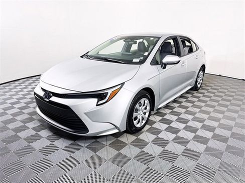 Certified 2025 Toyota Corolla LE image 3