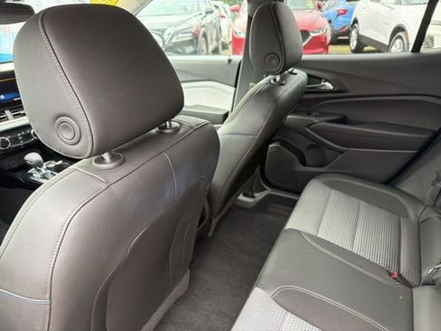 Used 2025 Chevrolet Trax LT FWD image 27