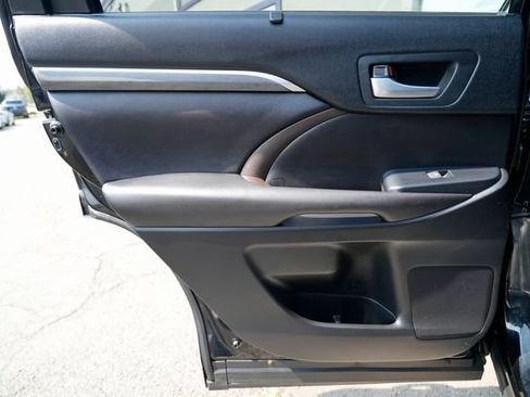 Used 2017 Toyota Highlander Limited image 31