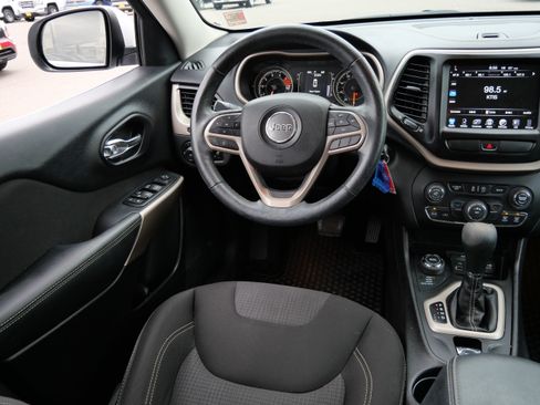 Used 2017 Jeep Cherokee Latitude w/ Cold Weather Group AWD/4WD image 9