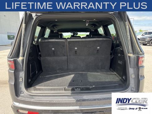 Used 2023 Jeep Wagoneer Series III w/ Preferred Equipment Group AWD/4WD image 11