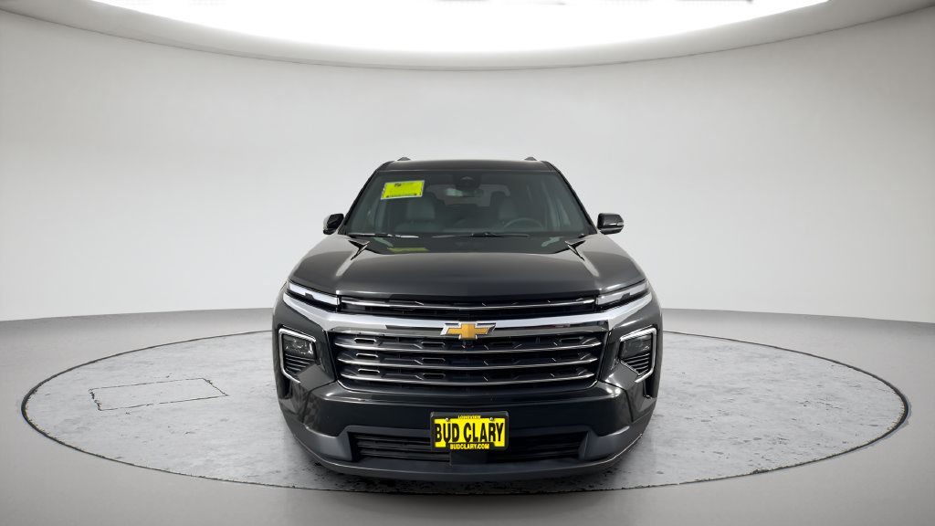 Used 2025 Chevrolet Traverse LT AWD/4WD image 2