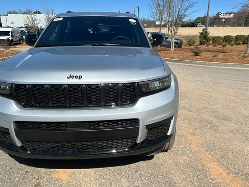 New 2025 Jeep Grand Cherokee L Altitude image 3