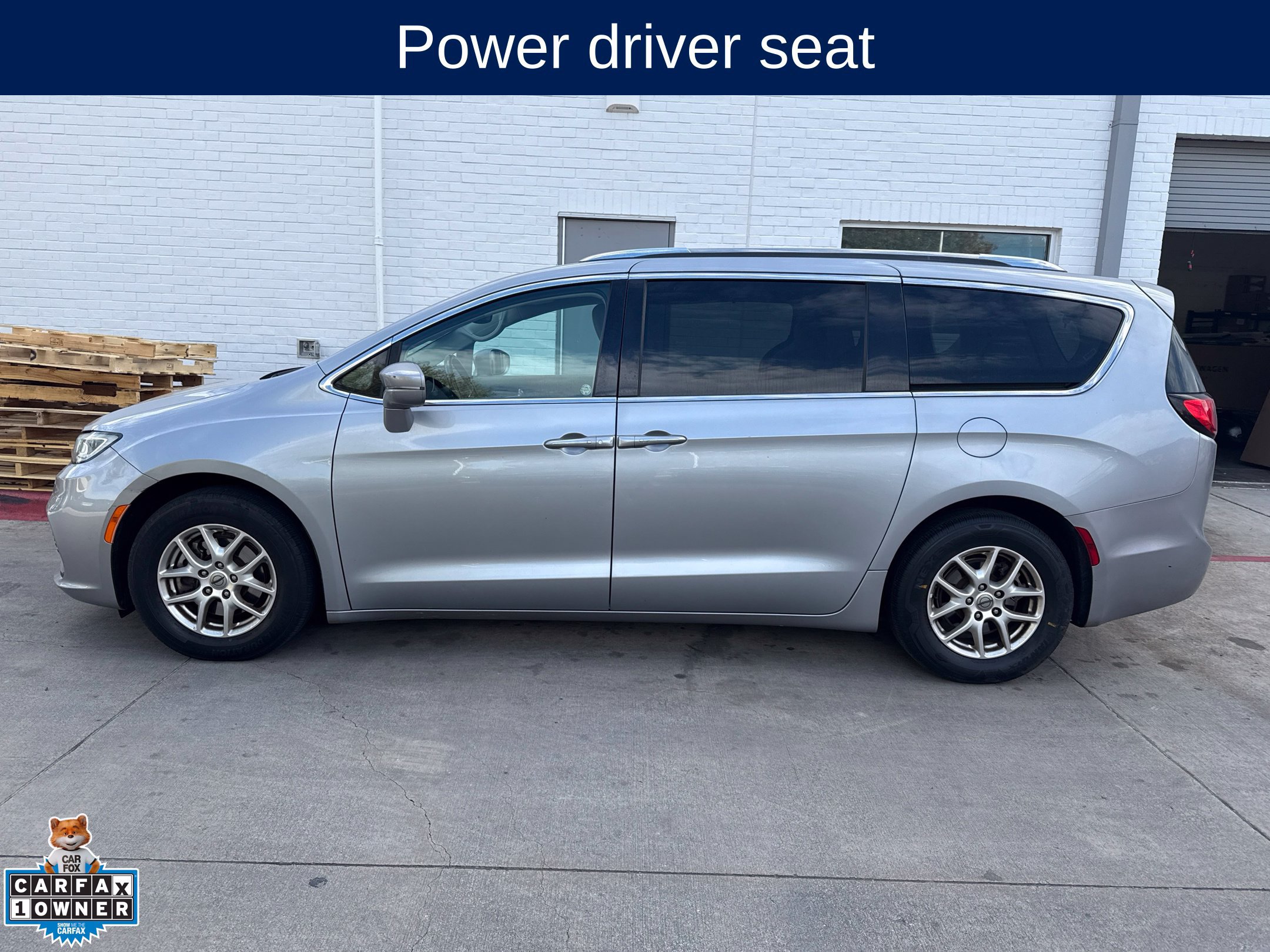 Used 2021 Chrysler Pacifica Touring-L FWD image 7