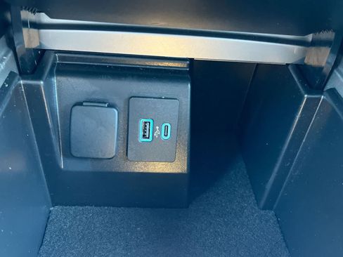 Used 2024 Ford Explorer XLT w/ Equipment Group 202A AWD/4WD image 30