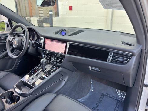 Used 2025 Porsche Macan AWD/4WD image 15
