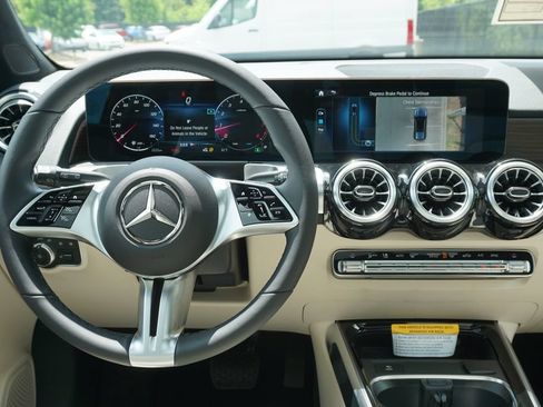 Used 2025 Mercedes-Benz GLB 250 image 54