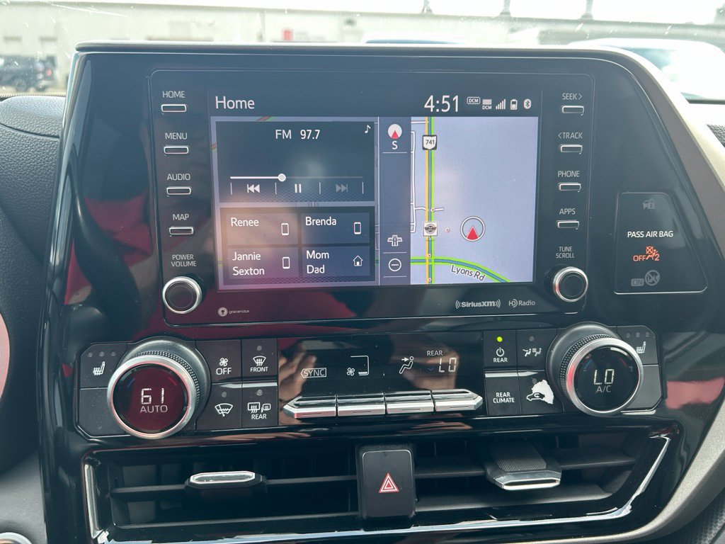 Used 2020 Toyota Highlander XLE AWD/4WD image 14
