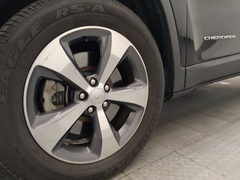 Used 2019 Jeep Cherokee Limited FWD image 31