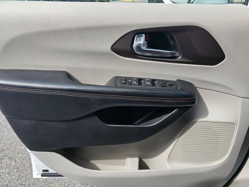 Used 2019 Chrysler Pacifica Touring-L FWD image 30