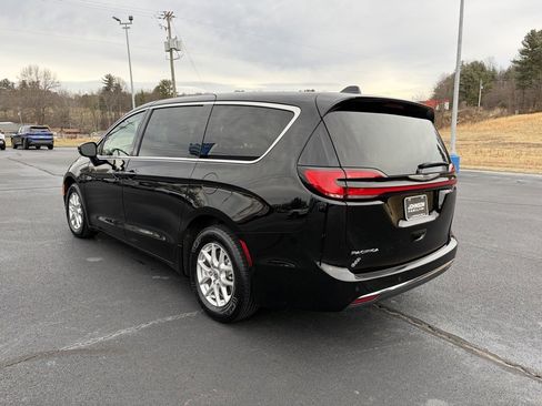 Used 2024 Chrysler Pacifica Touring-L image 24